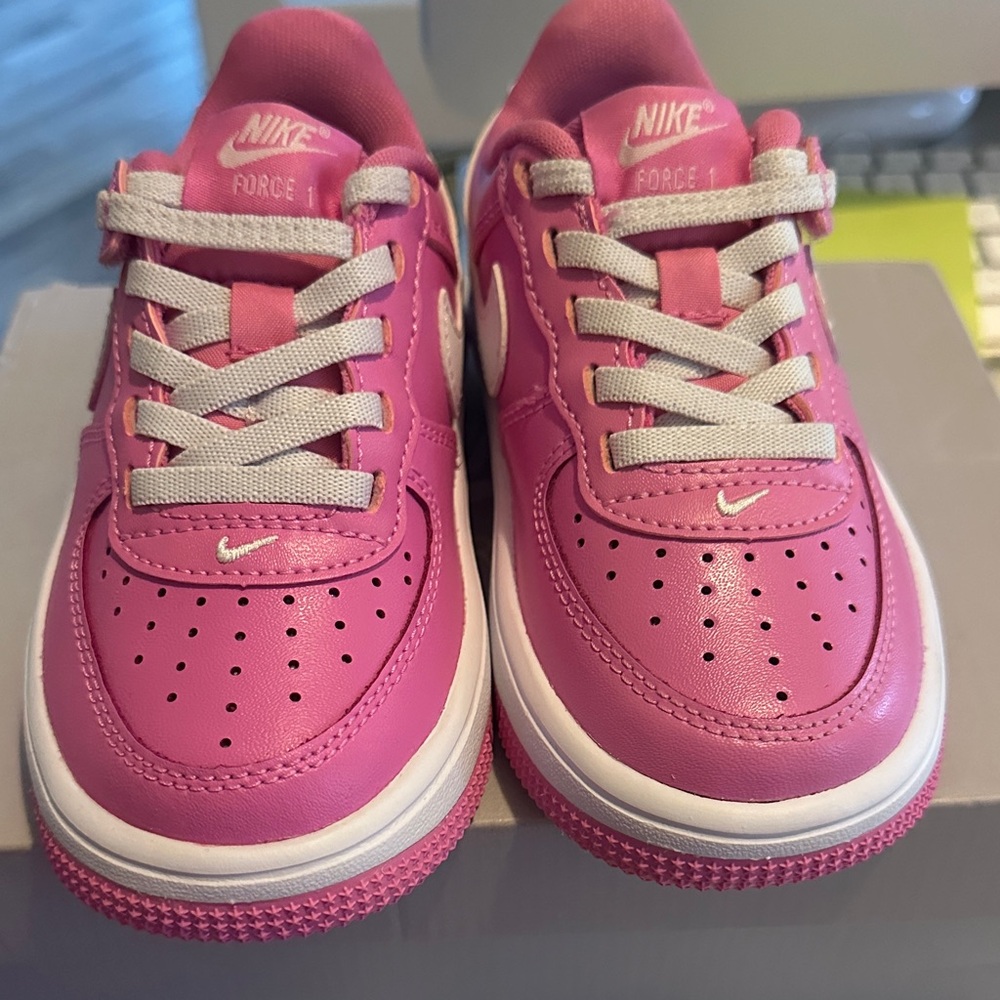 NWT Nike Kids Pink & White Low-Top Sneakers